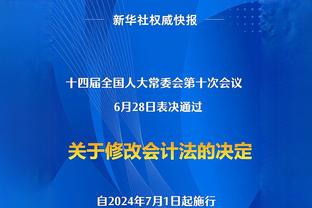 马内日前第一次参观自己收购的法国第四级球队，与球员们交流